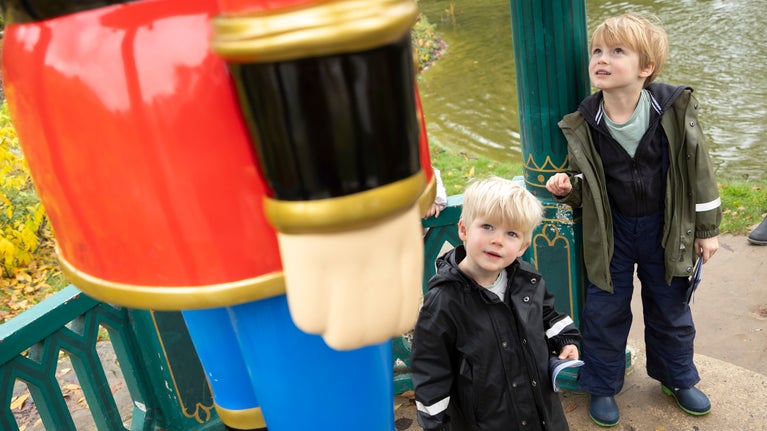 Little visitors admiring the giant nutcracker in the pagoda in the Water Garden